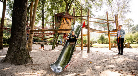 Kind met moeder in een speeltuin op Camping de Norgerberg