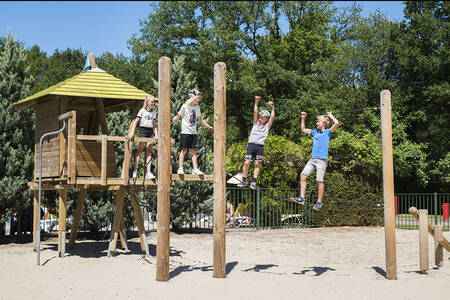 Kinderen aan het spelen in een speeltuin op Camping Vreehorst  in de Achterhoek bij Winterswijk