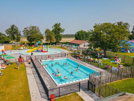 Mensen aan het zwemmen in het buitenbad van vakantiepark Camping Zonneweelde