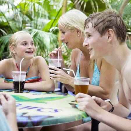 Genieten van een hapje en drankje in restaurant Break Point in het Aqua Mundo van Bispinger Heide