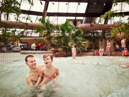 Trotseer de golven in het golfslagbad van het Aqua Mundo in Center Parcs De Huttenheugte