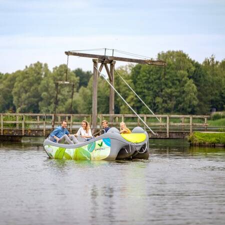 Elektrische lounge boot op Center Parcs De Huttenheugte