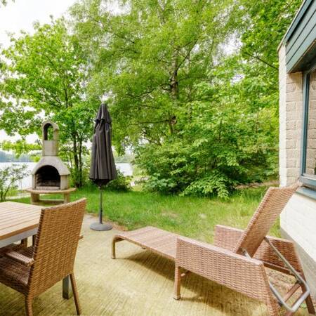 Terras met barbecue van een vakantiewoning op Center Parcs De Huttenheugte