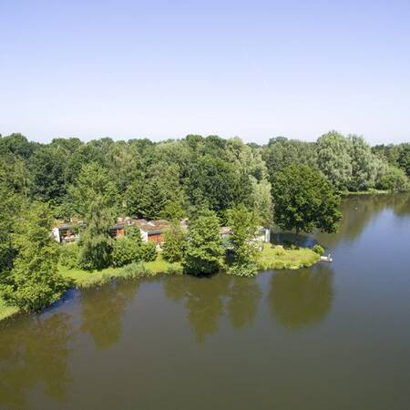 Vakantiehuizen aan een waterpartij op Center Parcs De Huttenheugte