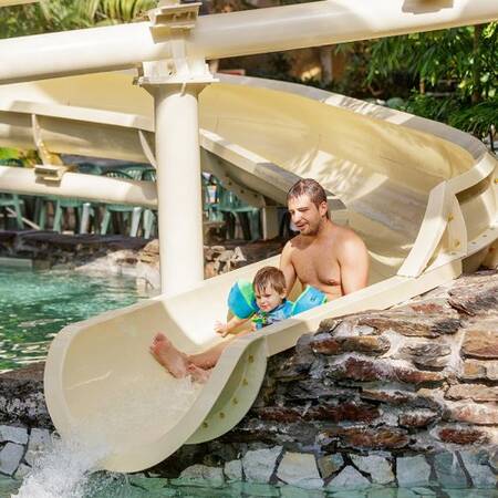 Een van de 4 glijbanen in het Aqua Mundo van Center Parcs De Kempervennen