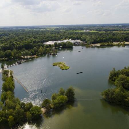 Luchtfoto van Center Parcs De Kempervennen