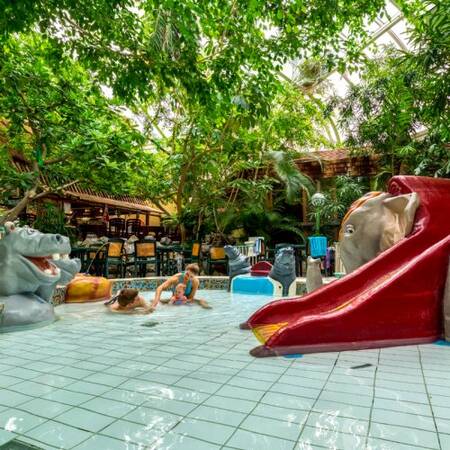 Kinderen spelen in het Kinder-doe-bad van de Aqua Mundo van Center Parcs De Vossemeren