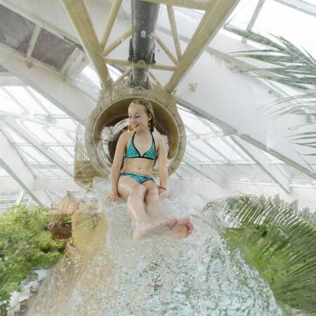 Monkey Splash, een grote waterglijbaan in het Aqua Mundo van Center Parcs De Vossemeren