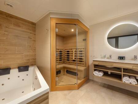 Vernieuwde badkamer met sauna op Center Parcs Erperheide