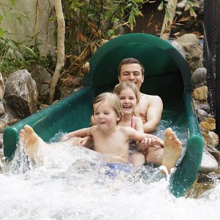 Waterglijbaan in het Aqua Mundo zwembad in Center Parcs Erperheide