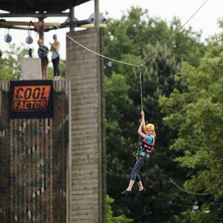 Scheer op 12 meter hoogte, 100 meter lang aan de Zip wire op Center Parcs Het Heijderbos