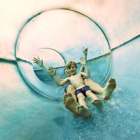 Lekker glijden op de glijbaan in het Aqua Mundo van Center Parcs Het Meerdal