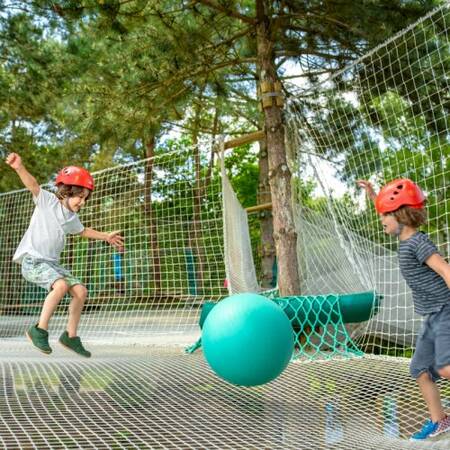 Kids Wiebel Web: een net gespannen tussen bomen waar kinderen kunnen klimmen en klauteren