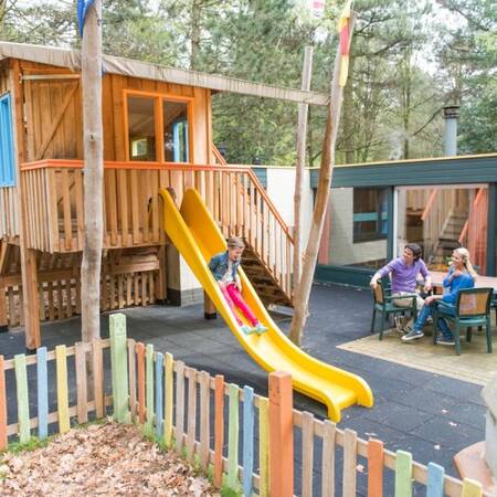 Kindvriendelijke bungalows met speelkamer en speelhut in de tuin op Center Parcs Het Meerdal