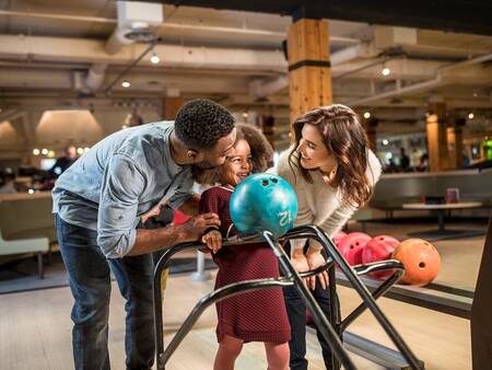 Met de familie bowlen op de bowlingbaan van Center Parcs Le Lac d'Ailette