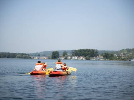 Ontspannen kanovaren op het meer bij Center Parcs Le Lac d'Ailette
