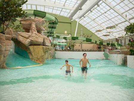 Het Aqua Mundo golfslagbad in Les Ardennes van Center-Parcs