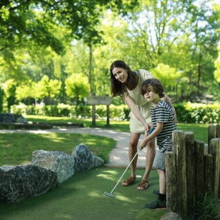 Midgetgolfen met het gezin op Center Parcs Limburgse Peel