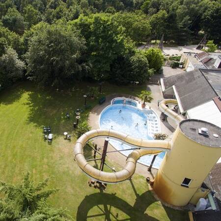 Luchtfoto van het buitenbad in het Aqua Mundo van Center Parcs Limburgse Peel