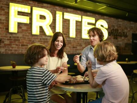 Geniet van een patatje en snack in het Frites Affairs op Center Parcs Limburgse Peel