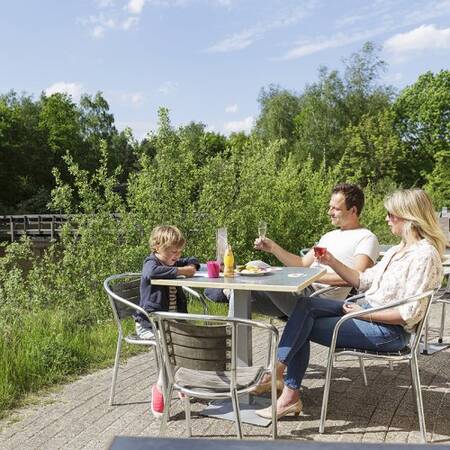 Een terras aan het water op Center Parcs Limburgse Peel