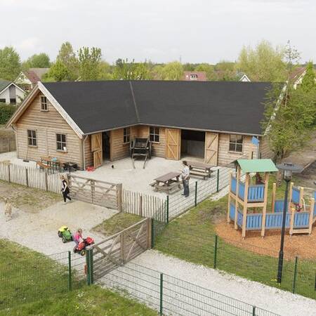 Kinderen bezoeken de kinderboerderij van Center Parcs Parc Sandur