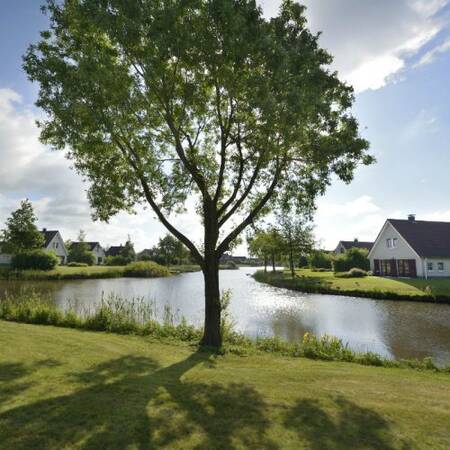 De vakantiehuizen op Center Parcs Parc Sandur liggen aan mooie waterpartijen