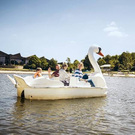 Waterfietsen op het recreatiemeer van Center Parcs Park Bostalsee