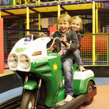 Speelbrommer in de indoor speeltuin op Center Parcs Park Eifel