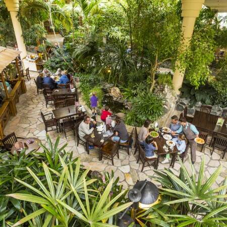 Restaurant in het Plaza van Center Parcs Park Hochsauerland