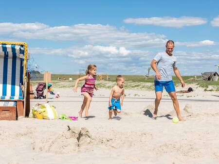 Ontspannen op het strand aan zee nabij Center Parcs Park Nordseeküste