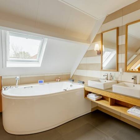 Luxe badkamer van een vakantiehuis op Center Parcs Park Nordseeküste