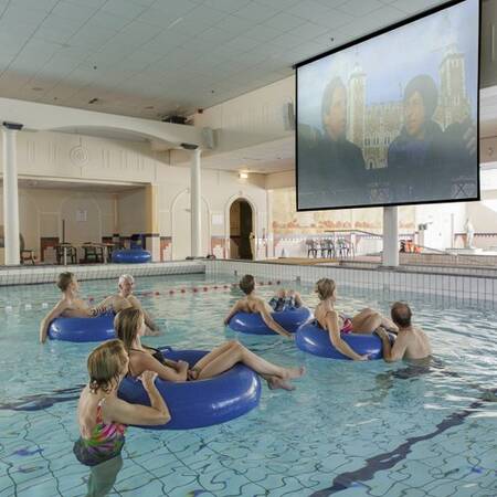 In het Aqua Romana, het 25-meterbad, heeft Center Parcs een complete bioscoop ingericht