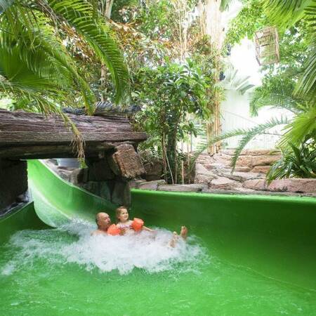 Een van de twee glijbanen in het Aqua Mundo zwembad in Center Parcs Park Zandvoort