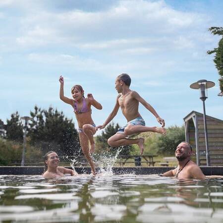 Het buitenbad van het Aqua Mundo zwemparadijs in Center Parcs Park Zandvoort