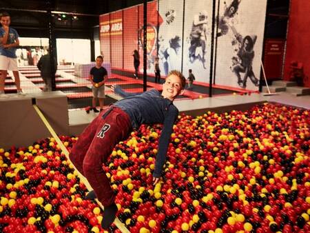 Lekker springen op de trampolines in Jump Town op Center Parcs Park Zandvoort