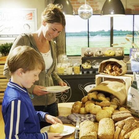 Geniet van het ontbijt in restaurant Evergreenz van Center Parcs Port Zélande