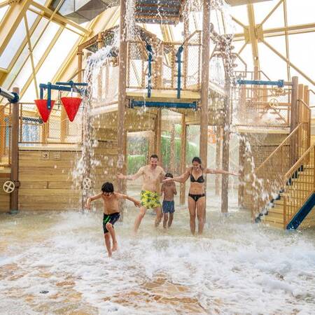 Lekker spelen in het Water Playhouse van het Aqua Mundo in Center Parcs Port Zélande