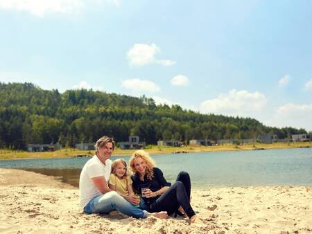 Ontspannen op het strand aan het meer op Center Parcs Terhills Resort