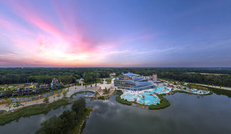 Luchtfoto van het Aqua Mundo zwemparadijs van Center Parcs Villages Nature Paris