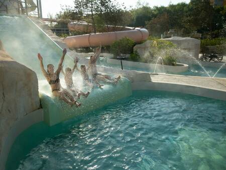 Buitenbad met glijbaan van het Aqualagon van Center Parcs Villages Nature Paris