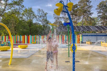 Kinderen spelen in de waterspeeltuin van camping De Berenkuil