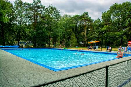 Mensen bij het buitenbad van camping De Berenkuil