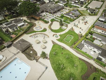 Luchtfoto van het buitenbad, speeltuin en restaurant van vakantiepark De Boshoek