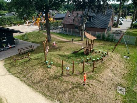 Kinderen spelen in een speeltuin op vakantiepark De Boshoek