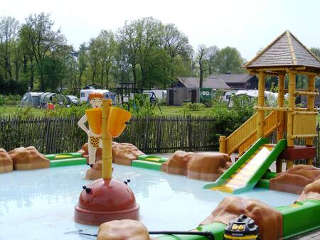Het peuterbadje met speeltoestellen buiten op vakantiepark De Boshoek