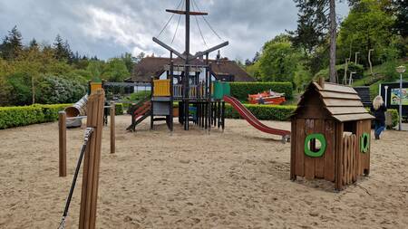 Grote speeltuin bij de Brasserie op vakantiepark De Thijmse Berg