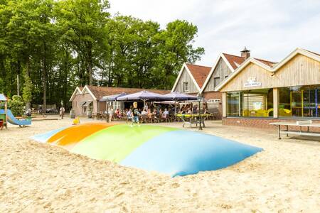 Speeltuin met airtrampoline bij de horeca op camping De Witte Berg