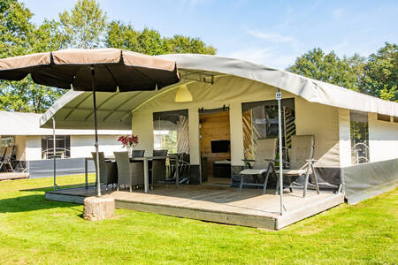 Een tentvilla op vakantiepark De Witte Berg