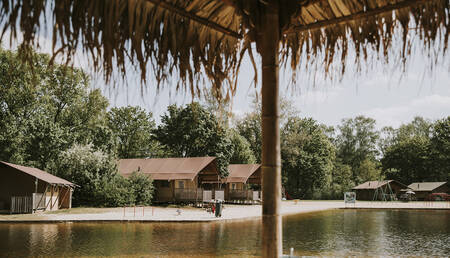 Lodgetenten aan het water op vakantiepark Dierenbos